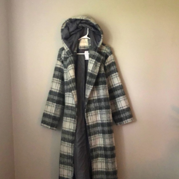 American Eagle Outfitters grey and white jacket. - Picture 4 of 6